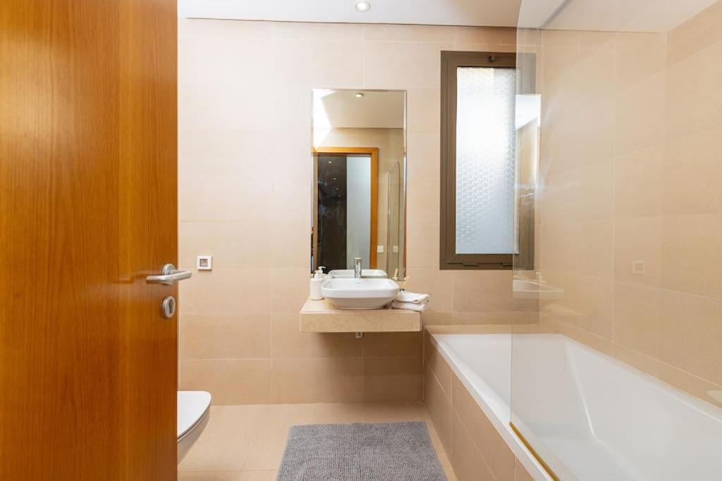 Appartement Modern 2Br Retreat In Marina Sale Luxury Living à Hajja Extérieur photo